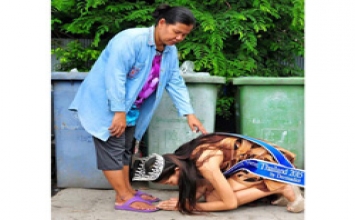 Hoa hậu Thái Lan quỳ gối trước người mẹ nhặt rác gây xúc động